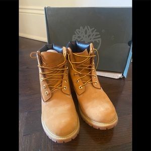 BRAND NEW NEVER WORN WOMEN’s TIMBERLANDS Size 9